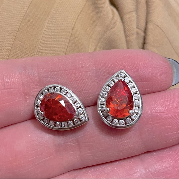 Absolutely stunning ruby red and white crystal stud earrings 🌹 - Picture 3 of 3